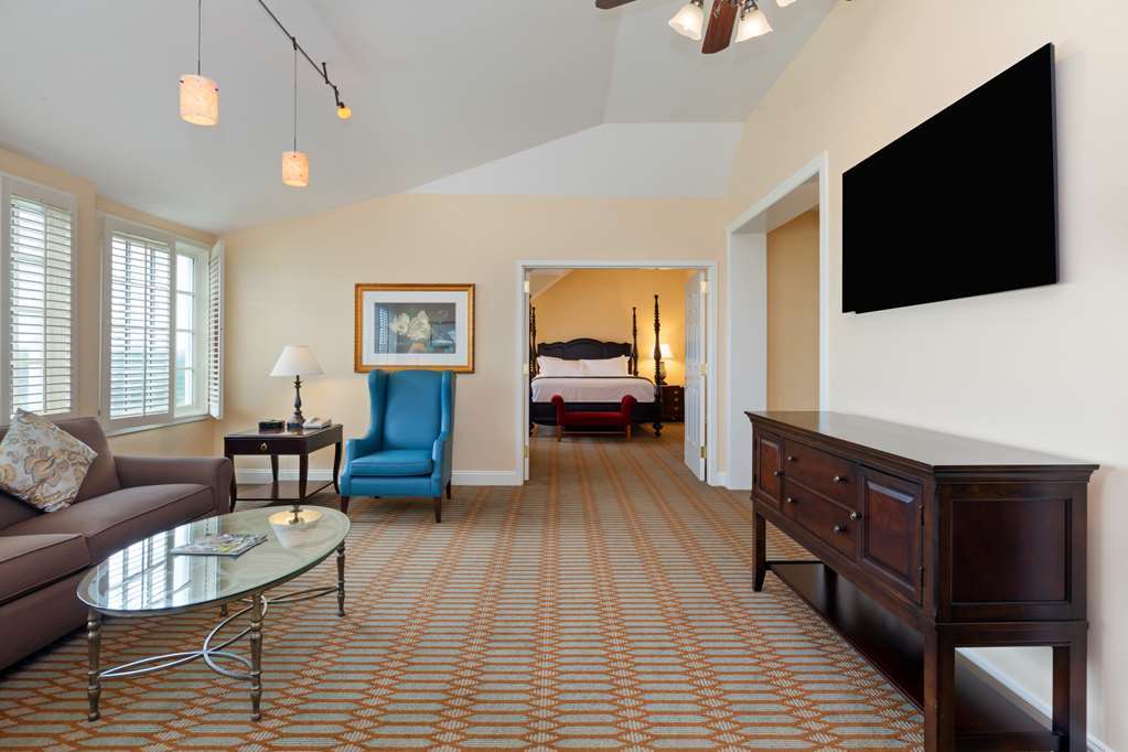 Virginia Crossings Hotel, Tapestry Collection By Hilton Richmond Room photo